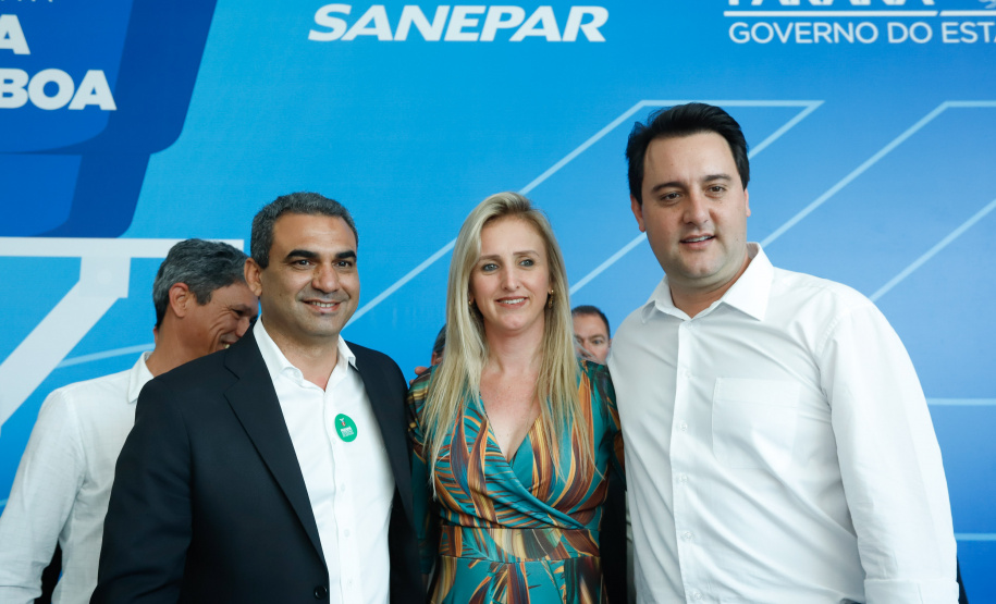 Prefeitos de 64 municípios do Paraná assinaram nesta segunda-feira (9), em evento com o governador Carlos Massa Ratinho Junior, a adesão ao programa Caixa d’Água Boa. A iniciativa viabiliza a instalação de caixas d’águas em casas de famílias carentes. Também foram assinados termos aditivos para outros 70 municípios cujos prefeitos já aderiram ao programa.