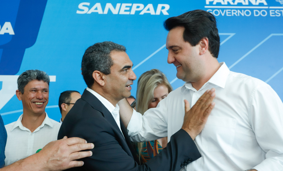 Prefeitos de 64 municípios do Paraná assinaram nesta segunda-feira (9), em evento com o governador Carlos Massa Ratinho Junior, a adesão ao programa Caixa d’Água Boa. A iniciativa viabiliza a instalação de caixas d’águas em casas de famílias carentes. Também foram assinados termos aditivos para outros 70 municípios cujos prefeitos já aderiram ao programa.