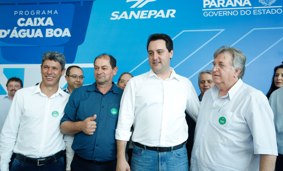 Prefeitos de 64 municípios do Paraná assinaram nesta segunda-feira (9), em evento com o governador Carlos Massa Ratinho Junior, a adesão ao programa Caixa d’Água Boa. A iniciativa viabiliza a instalação de caixas d’águas em casas de famílias carentes. Também foram assinados termos aditivos para outros 70 municípios cujos prefeitos já aderiram ao programa.