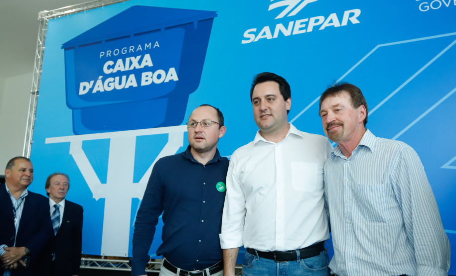 Prefeitos de 64 municípios do Paraná assinaram nesta segunda-feira (9), em evento com o governador Carlos Massa Ratinho Junior, a adesão ao programa Caixa d’Água Boa. A iniciativa viabiliza a instalação de caixas d’águas em casas de famílias carentes. Também foram assinados termos aditivos para outros 70 municípios cujos prefeitos já aderiram ao programa.