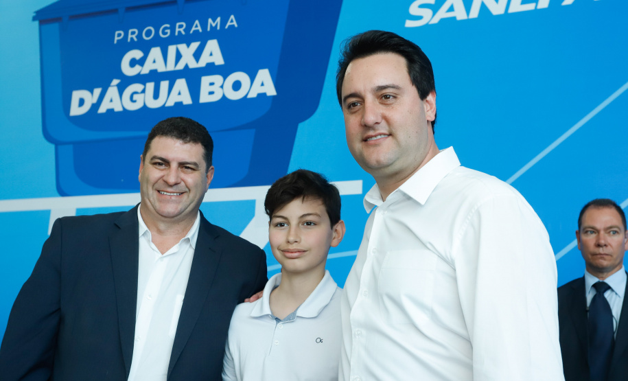 Prefeitos de 64 municípios do Paraná assinaram nesta segunda-feira (9), em evento com o governador Carlos Massa Ratinho Junior, a adesão ao programa Caixa d’Água Boa. A iniciativa viabiliza a instalação de caixas d’águas em casas de famílias carentes. Também foram assinados termos aditivos para outros 70 municípios cujos prefeitos já aderiram ao programa.