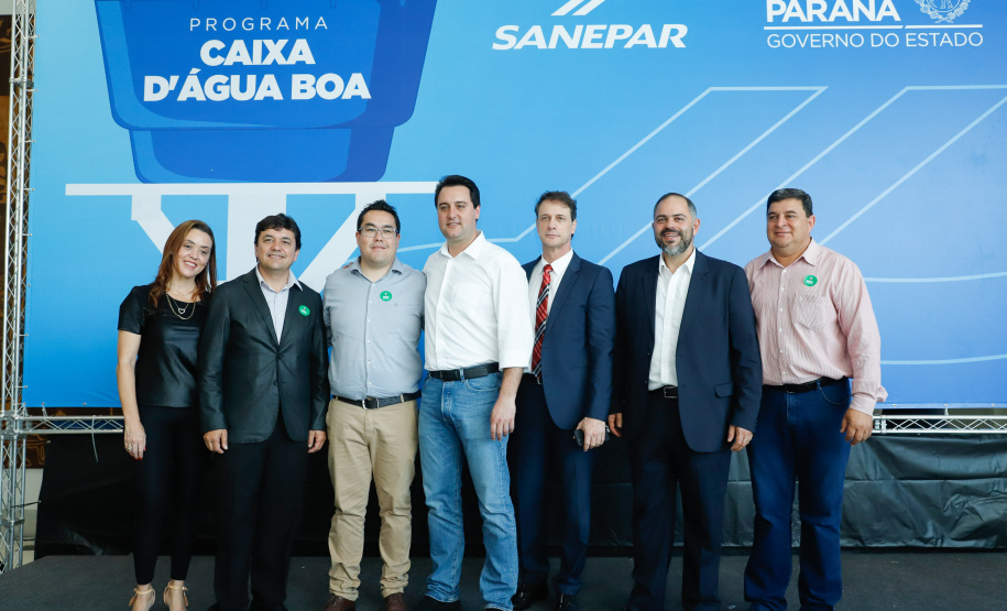 Prefeitos de 64 municípios do Paraná assinaram nesta segunda-feira (9), em evento com o governador Carlos Massa Ratinho Junior, a adesão ao programa Caixa d’Água Boa. A iniciativa viabiliza a instalação de caixas d’águas em casas de famílias carentes. Também foram assinados termos aditivos para outros 70 municípios cujos prefeitos já aderiram ao programa.