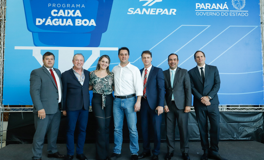 Prefeitos de 64 municípios do Paraná assinaram nesta segunda-feira (9), em evento com o governador Carlos Massa Ratinho Junior, a adesão ao programa Caixa d’Água Boa. A iniciativa viabiliza a instalação de caixas d’águas em casas de famílias carentes. Também foram assinados termos aditivos para outros 70 municípios cujos prefeitos já aderiram ao programa.