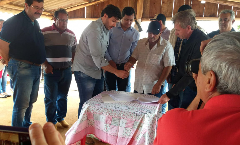 O Instituto de Terras, Cartografia e Geologia do Paraná (ITCG) assinou um Termo de Cooperação para que seja concluído o processo de reforma agrária e regularização fundiária dos assentamentos Norte Sul e Novo Horizonte, entre os municípios de Cafeara e Santo Inácio, no Noroeste do Estado, com anuência da Superintendência do Instituto Nacional de Colonização e Reforma Agrária (Incra). Foto: Divulgação/ITCG