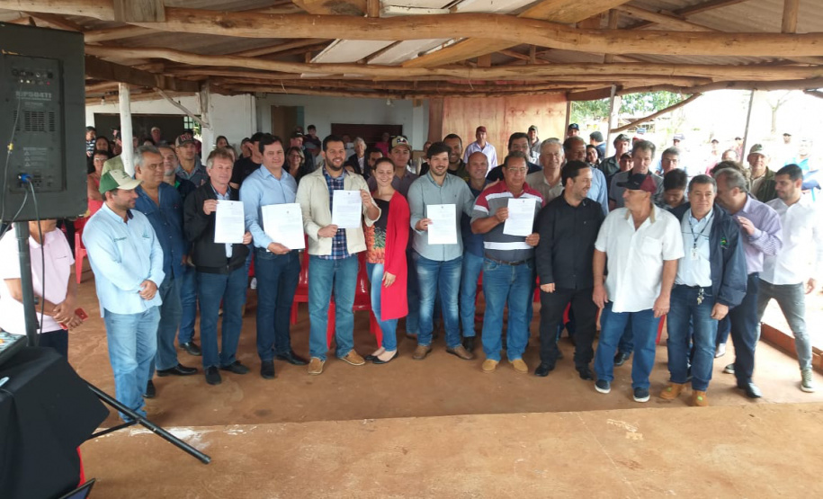 O Instituto de Terras, Cartografia e Geologia do Paraná (ITCG) assinou um Termo de Cooperação para que seja concluído o processo de reforma agrária e regularização fundiária dos assentamentos Norte Sul e Novo Horizonte, entre os municípios de Cafeara e Santo Inácio, no Noroeste do Estado, com anuência da Superintendência do Instituto Nacional de Colonização e Reforma Agrária (Incra). Foto: Divulgação/ITCG