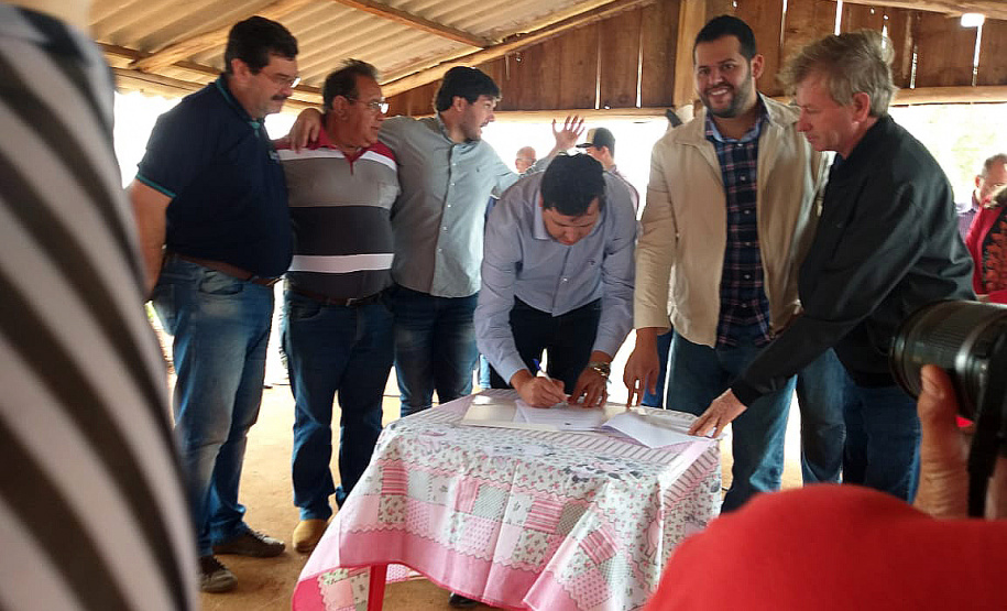 O Instituto de Terras, Cartografia e Geologia do Paraná (ITCG) assinou um Termo de Cooperação para que seja concluído o processo de reforma agrária e regularização fundiária dos assentamentos Norte Sul e Novo Horizonte, entre os municípios de Cafeara e Santo Inácio, no Noroeste do Estado, com anuência da Superintendência do Instituto Nacional de Colonização e Reforma Agrária (Incra). Foto: Divulgação/ITCG