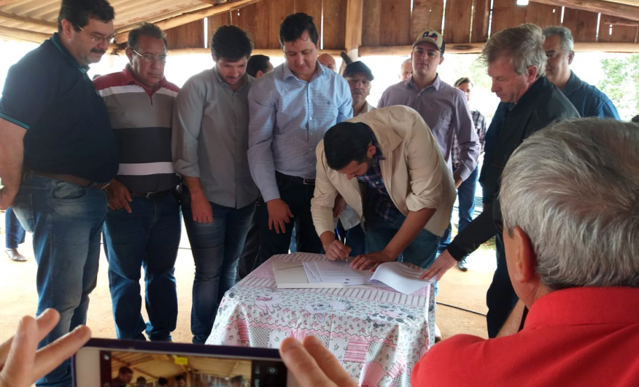 O Instituto de Terras, Cartografia e Geologia do Paraná (ITCG) assinou um Termo de Cooperação para que seja concluído o processo de reforma agrária e regularização fundiária dos assentamentos Norte Sul e Novo Horizonte, entre os municípios de Cafeara e Santo Inácio, no Noroeste do Estado, com anuência da Superintendência do Instituto Nacional de Colonização e Reforma Agrária (Incra). Foto: Divulgação/ITCG