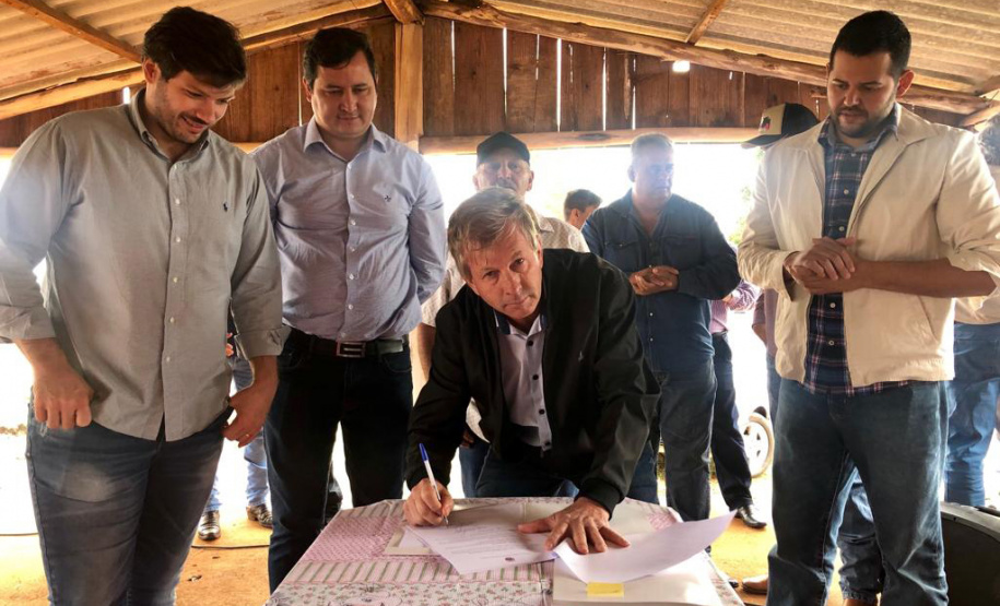 O Instituto de Terras, Cartografia e Geologia do Paraná (ITCG) assinou um Termo de Cooperação para que seja concluído o processo de reforma agrária e regularização fundiária dos assentamentos Norte Sul e Novo Horizonte, entre os municípios de Cafeara e Santo Inácio, no Noroeste do Estado, com anuência da Superintendência do Instituto Nacional de Colonização e Reforma Agrária (Incra). Foto: Divulgação/ITCG
