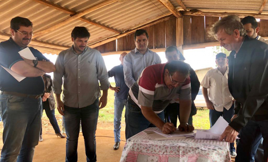 O Instituto de Terras, Cartografia e Geologia do Paraná (ITCG) assinou um Termo de Cooperação para que seja concluído o processo de reforma agrária e regularização fundiária dos assentamentos Norte Sul e Novo Horizonte, entre os municípios de Cafeara e Santo Inácio, no Noroeste do Estado, com anuência da Superintendência do Instituto Nacional de Colonização e Reforma Agrária (Incra). Foto: Divulgação/ITCG