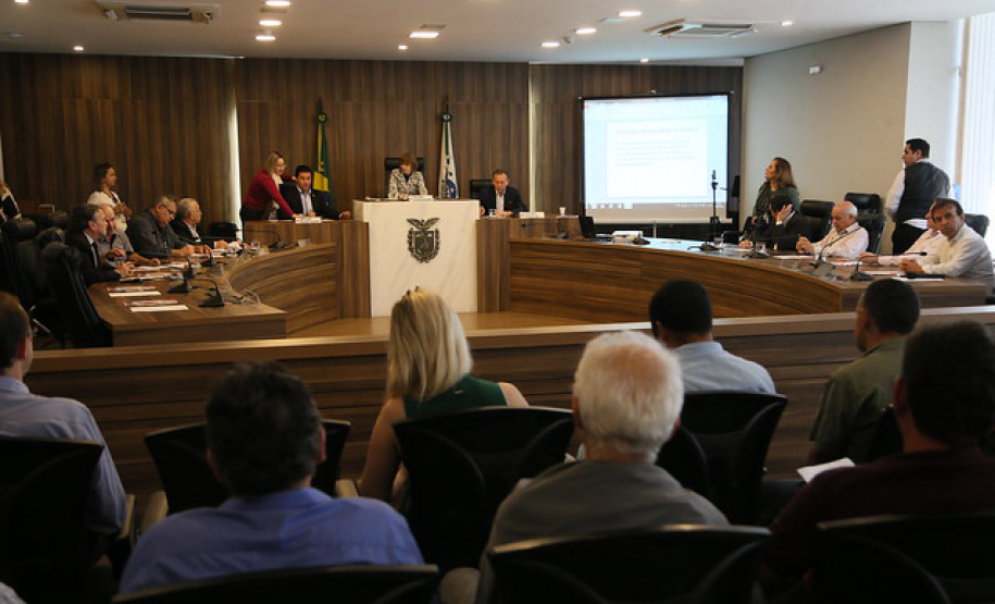 Representantes da Secretaria de Estado da Agricultura e do Abastecimento, do Instituto Paranaense de Assistência Técnica e Extensão Rural (Emater) e da Agência de Defesa Agropecuária do Paraná (Adapar) discutiram nesta segunda-feira (09), em audiência pública na Assembleia Legislativa, formas de ajudar os pequenos produtores de leite do Estado
