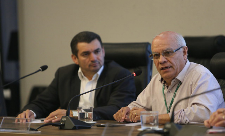 Representantes da Secretaria de Estado da Agricultura e do Abastecimento, do Instituto Paranaense de Assistência Técnica e Extensão Rural (Emater) e da Agência de Defesa Agropecuária do Paraná (Adapar) discutiram nesta segunda-feira (09), em audiência pública na Assembleia Legislativa, formas de ajudar os pequenos produtores de leite do Estado