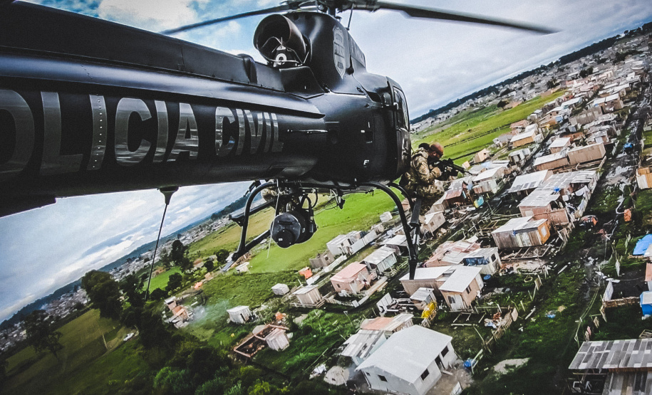 A Polícia Civil do Paraná (PCPR) abriu o período de inscrições para o primeiro curso de pós-graduação em Operações Aéreas de Segurança Pública. É o primeiro do Brasil. As inscrições foram abertas segunda-feira (09) e são ofertadas 20 vagas para policiais civis interessados em adquirir formação como operador aerotático.