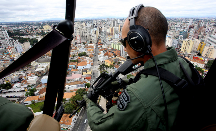 A Polícia Civil do Paraná (PCPR) abriu o período de inscrições para o primeiro curso de pós-graduação em Operações Aéreas de Segurança Pública. É o primeiro do Brasil. As inscrições foram abertas segunda-feira (09) e são ofertadas 20 vagas para policiais civis interessados em adquirir formação como operador aerotático.