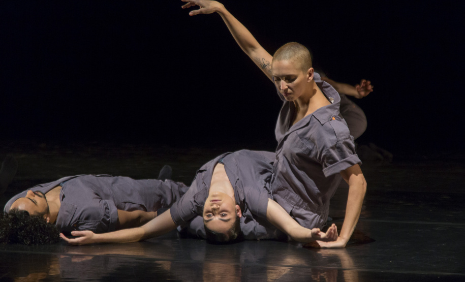 O Balé Teatro Guaíra reapresenta neste fim de semana (14 e 15) o projeto Plataforma Novos Criadores, em que integrantes da companhia são convidados a criar coreografias contemporâneas. Neste ano, a primeira edição ocorreu em agosto e teve duas sessões lotadas.