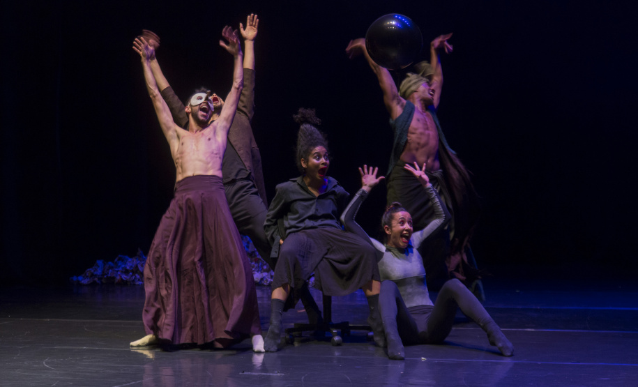 O Balé Teatro Guaíra reapresenta neste fim de semana (14 e 15) o projeto Plataforma Novos Criadores, em que integrantes da companhia são convidados a criar coreografias contemporâneas. Neste ano, a primeira edição ocorreu em agosto e teve duas sessões lotadas.