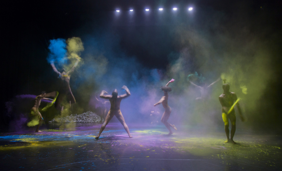 O Balé Teatro Guaíra reapresenta neste fim de semana (14 e 15) o projeto Plataforma Novos Criadores, em que integrantes da companhia são convidados a criar coreografias contemporâneas. Neste ano, a primeira edição ocorreu em agosto e teve duas sessões lotadas.