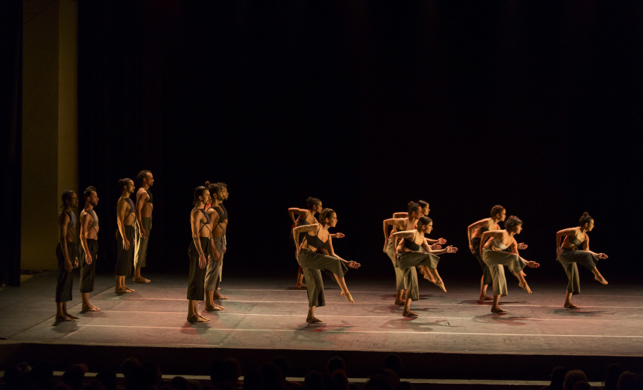 O Balé Teatro Guaíra reapresenta neste fim de semana (14 e 15) o projeto Plataforma Novos Criadores, em que integrantes da companhia são convidados a criar coreografias contemporâneas. Neste ano, a primeira edição ocorreu em agosto e teve duas sessões lotadas.