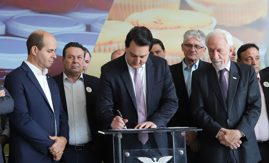 O governador Carlos Massa Ratinho Junior assina nesta terça-feira (10), às 9h30, no Palácio Iguaçu, decreto determinando a retirada de mais de 60 mil itens do setor de alimentos do regime de substituição tributária
