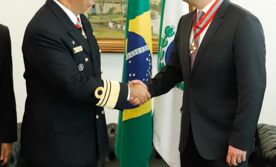 O governador Carlos Massa Ratinho Junior foi condecorado nesta terça-feira (10) com a medalha da Ordem do Mérito Naval no Grau de Grande Oficial. A honraria foi concedida pelo presidente da República, Jair Messias Bolsonaro. A medalha tem a finalidade de agraciar militares da Marinha e personalidades civis e militares, brasileiras ou estrangeiras, que prestaram relevantes serviços à corporação. Foto: Rodrigo Felix Leal/AEN