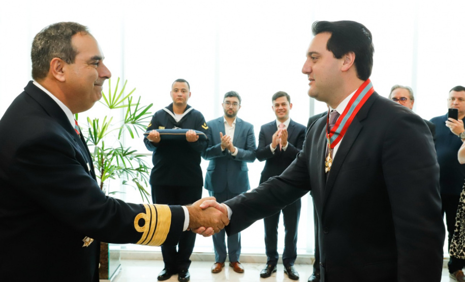 O governador Carlos Massa Ratinho Junior foi condecorado nesta terça-feira (10) com a medalha da Ordem do Mérito Naval no Grau de Grande Oficial. A honraria foi concedida pelo presidente da República, Jair Messias Bolsonaro. A medalha tem a finalidade de agraciar militares da Marinha e personalidades civis e militares, brasileiras ou estrangeiras, que prestaram relevantes serviços à corporação. Foto: Rodrigo Felix Leal/AEN