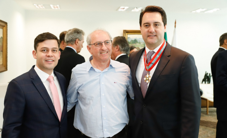 O governador Carlos Massa Ratinho Junior foi condecorado nesta terça-feira (10) com a medalha da Ordem do Mérito Naval no Grau de Grande Oficial. A honraria foi concedida pelo presidente da República, Jair Messias Bolsonaro. A medalha tem a finalidade de agraciar militares da Marinha e personalidades civis e militares, brasileiras ou estrangeiras, que prestaram relevantes serviços à corporação. Foto: Rodrigo Felix Leal/AEN