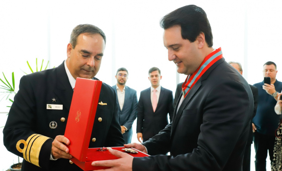 O governador Carlos Massa Ratinho Junior foi condecorado nesta terça-feira (10) com a medalha da Ordem do Mérito Naval no Grau de Grande Oficial. A honraria foi concedida pelo presidente da República, Jair Messias Bolsonaro. A medalha tem a finalidade de agraciar militares da Marinha e personalidades civis e militares, brasileiras ou estrangeiras, que prestaram relevantes serviços à corporação. Foto: Rodrigo Felix Leal/AEN