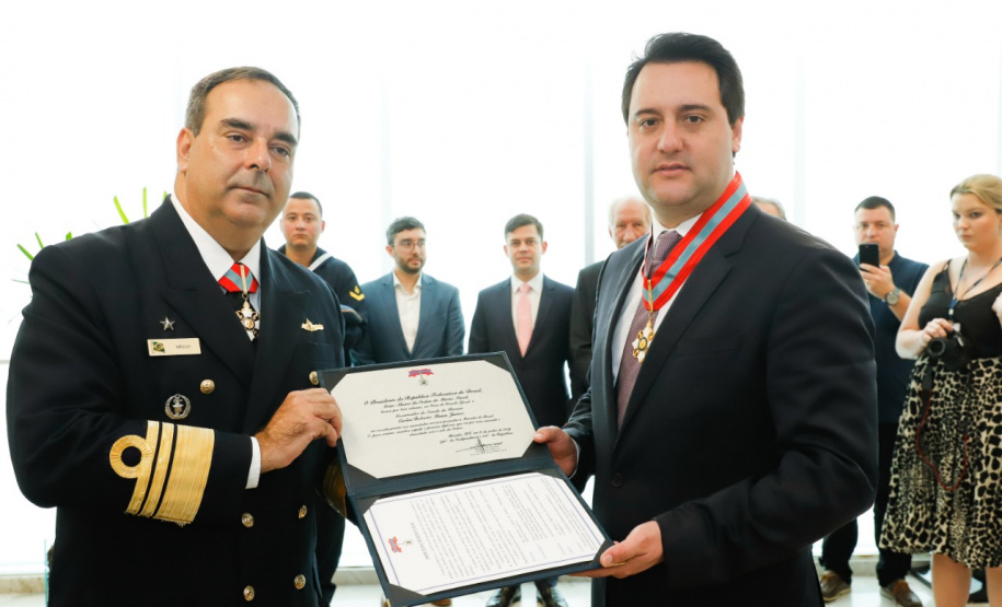O governador Carlos Massa Ratinho Junior foi condecorado nesta terça-feira (10) com a medalha da Ordem do Mérito Naval no Grau de Grande Oficial. A honraria foi concedida pelo presidente da República, Jair Messias Bolsonaro. A medalha tem a finalidade de agraciar militares da Marinha e personalidades civis e militares, brasileiras ou estrangeiras, que prestaram relevantes serviços à corporação. Foto: Rodrigo Felix Leal/AEN