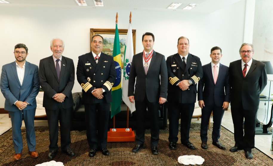 O governador Carlos Massa Ratinho Junior foi condecorado nesta terça-feira (10) com a medalha da Ordem do Mérito Naval no Grau de Grande Oficial. A honraria foi concedida pelo presidente da República, Jair Messias Bolsonaro. A medalha tem a finalidade de agraciar militares da Marinha e personalidades civis e militares, brasileiras ou estrangeiras, que prestaram relevantes serviços à corporação. Foto: Rodrigo Felix Leal/AEN