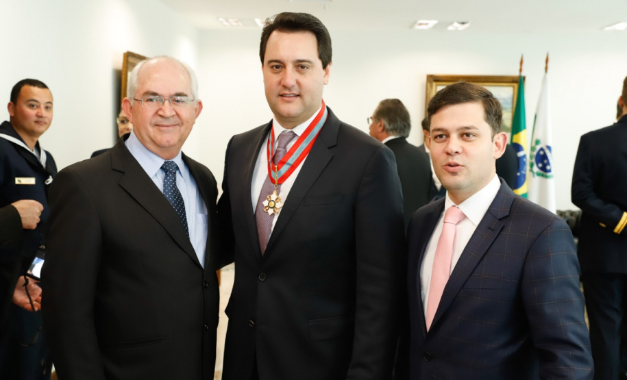 O governador Carlos Massa Ratinho Junior foi condecorado nesta terça-feira (10) com a medalha da Ordem do Mérito Naval no Grau de Grande Oficial. A honraria foi concedida pelo presidente da República, Jair Messias Bolsonaro. A medalha tem a finalidade de agraciar militares da Marinha e personalidades civis e militares, brasileiras ou estrangeiras, que prestaram relevantes serviços à corporação. Foto: Rodrigo Felix Leal/AEN