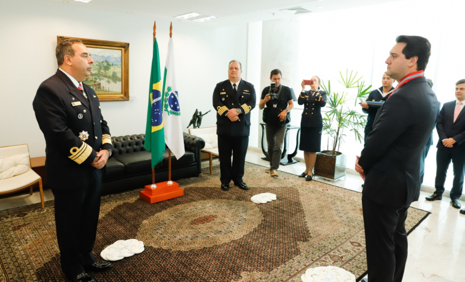 O governador Carlos Massa Ratinho Junior foi condecorado nesta terça-feira (10) com a medalha da Ordem do Mérito Naval no Grau de Grande Oficial. A honraria foi concedida pelo presidente da República, Jair Messias Bolsonaro. A medalha tem a finalidade de agraciar militares da Marinha e personalidades civis e militares, brasileiras ou estrangeiras, que prestaram relevantes serviços à corporação. Foto: Rodrigo Felix Leal/AEN