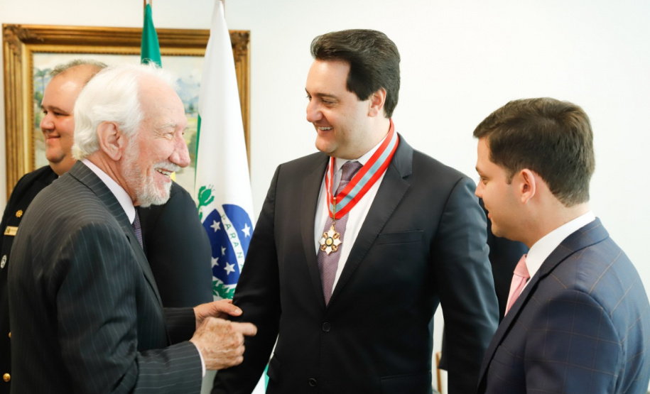 O governador Carlos Massa Ratinho Junior foi condecorado nesta terça-feira (10) com a medalha da Ordem do Mérito Naval no Grau de Grande Oficial. A honraria foi concedida pelo presidente da República, Jair Messias Bolsonaro. A medalha tem a finalidade de agraciar militares da Marinha e personalidades civis e militares, brasileiras ou estrangeiras, que prestaram relevantes serviços à corporação. Foto: Rodrigo Felix Leal/AEN