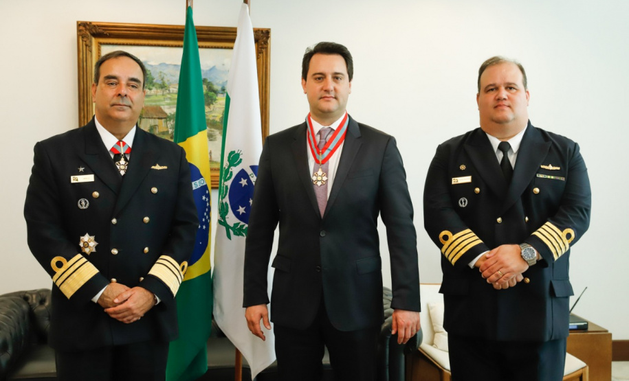 O governador Carlos Massa Ratinho Junior foi condecorado nesta terça-feira (10) com a medalha da Ordem do Mérito Naval no Grau de Grande Oficial. A honraria foi concedida pelo presidente da República, Jair Messias Bolsonaro. A medalha tem a finalidade de agraciar militares da Marinha e personalidades civis e militares, brasileiras ou estrangeiras, que prestaram relevantes serviços à corporação. Foto: Rodrigo Felix Leal/AEN