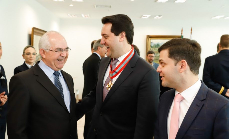 O governador Carlos Massa Ratinho Junior foi condecorado nesta terça-feira (10) com a medalha da Ordem do Mérito Naval no Grau de Grande Oficial. A honraria foi concedida pelo presidente da República, Jair Messias Bolsonaro. A medalha tem a finalidade de agraciar militares da Marinha e personalidades civis e militares, brasileiras ou estrangeiras, que prestaram relevantes serviços à corporação. Foto: Rodrigo Felix Leal/AEN