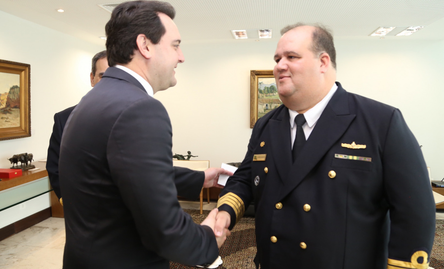 O governador Carlos Massa Ratinho Junior foi condecorado nesta terça-feira (10) com a medalha da Ordem do Mérito Naval no Grau de Grande Oficial. A honraria foi concedida pelo presidente da República, Jair Messias Bolsonaro. A medalha tem a finalidade de agraciar militares da Marinha e personalidades civis e militares, brasileiras ou estrangeiras, que prestaram relevantes serviços à corporação. Foto: José Fernando Ogura/AEN