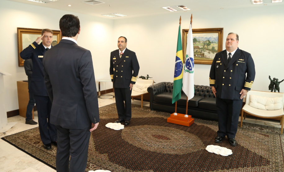 O governador Carlos Massa Ratinho Junior foi condecorado nesta terça-feira (10) com a medalha da Ordem do Mérito Naval no Grau de Grande Oficial. A honraria foi concedida pelo presidente da República, Jair Messias Bolsonaro. A medalha tem a finalidade de agraciar militares da Marinha e personalidades civis e militares, brasileiras ou estrangeiras, que prestaram relevantes serviços à corporação. Foto: José Fernando Ogura/AEN