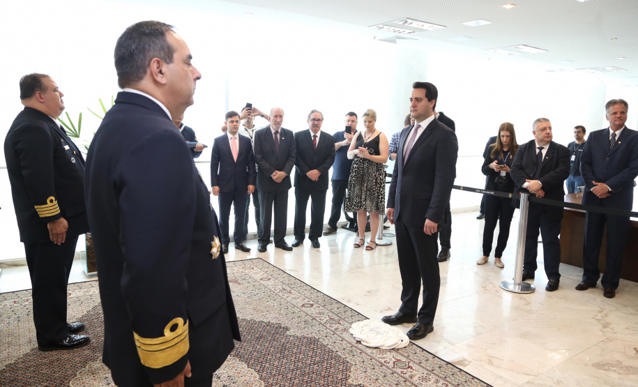 O governador Carlos Massa Ratinho Junior foi condecorado nesta terça-feira (10) com a medalha da Ordem do Mérito Naval no Grau de Grande Oficial. A honraria foi concedida pelo presidente da República, Jair Messias Bolsonaro. A medalha tem a finalidade de agraciar militares da Marinha e personalidades civis e militares, brasileiras ou estrangeiras, que prestaram relevantes serviços à corporação. Foto: José Fernando Ogura/AEN