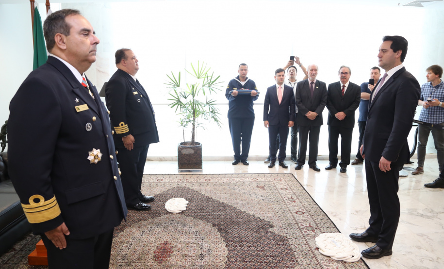 O governador Carlos Massa Ratinho Junior foi condecorado nesta terça-feira (10) com a medalha da Ordem do Mérito Naval no Grau de Grande Oficial. A honraria foi concedida pelo presidente da República, Jair Messias Bolsonaro. A medalha tem a finalidade de agraciar militares da Marinha e personalidades civis e militares, brasileiras ou estrangeiras, que prestaram relevantes serviços à corporação. Foto: José Fernando Ogura/AEN