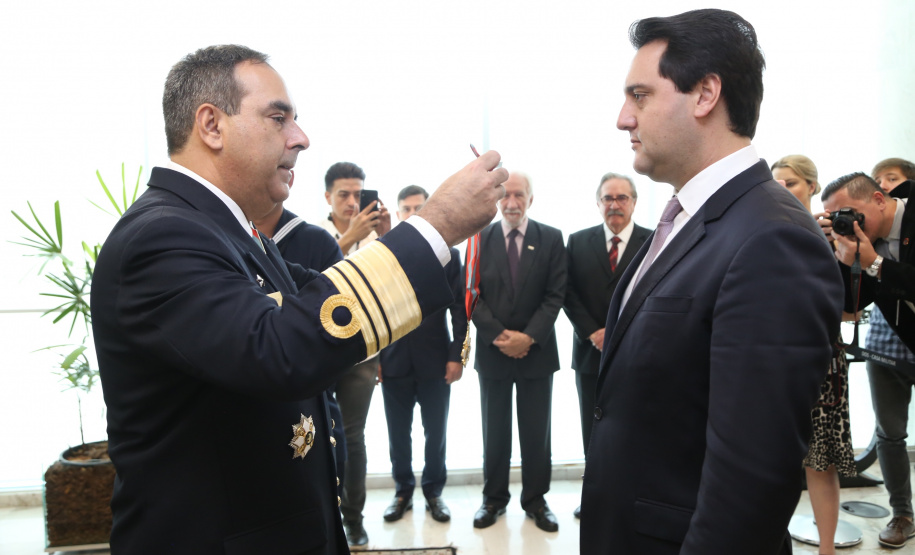 O governador Carlos Massa Ratinho Junior foi condecorado nesta terça-feira (10) com a medalha da Ordem do Mérito Naval no Grau de Grande Oficial. A honraria foi concedida pelo presidente da República, Jair Messias Bolsonaro. A medalha tem a finalidade de agraciar militares da Marinha e personalidades civis e militares, brasileiras ou estrangeiras, que prestaram relevantes serviços à corporação. Foto: José Fernando Ogura/AEN