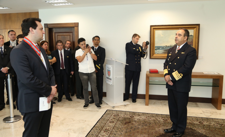 O governador Carlos Massa Ratinho Junior foi condecorado nesta terça-feira (10) com a medalha da Ordem do Mérito Naval no Grau de Grande Oficial. A honraria foi concedida pelo presidente da República, Jair Messias Bolsonaro. A medalha tem a finalidade de agraciar militares da Marinha e personalidades civis e militares, brasileiras ou estrangeiras, que prestaram relevantes serviços à corporação. Foto: José Fernando Ogura/AEN