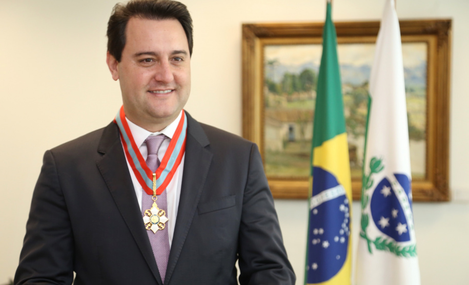 O governador Carlos Massa Ratinho Junior foi condecorado nesta terça-feira (10) com a medalha da Ordem do Mérito Naval no Grau de Grande Oficial. A honraria foi concedida pelo presidente da República, Jair Messias Bolsonaro. A medalha tem a finalidade de agraciar militares da Marinha e personalidades civis e militares, brasileiras ou estrangeiras, que prestaram relevantes serviços à corporação. Foto: José Fernando Ogura/AEN