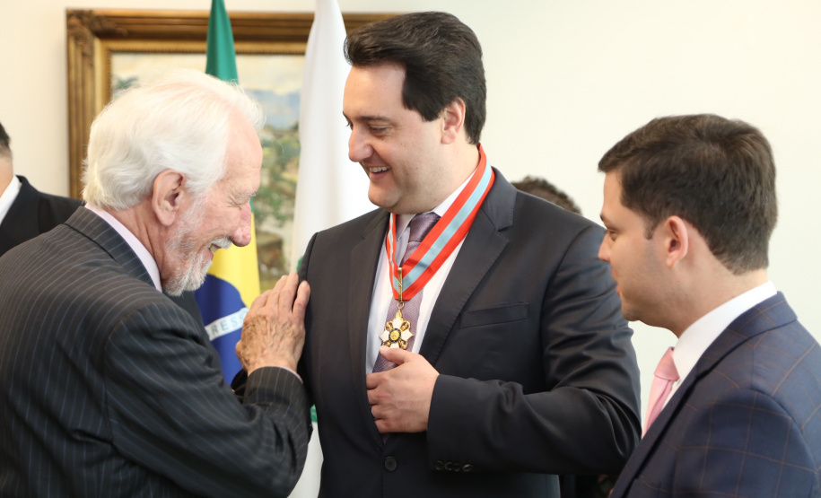 O governador Carlos Massa Ratinho Junior foi condecorado nesta terça-feira (10) com a medalha da Ordem do Mérito Naval no Grau de Grande Oficial. A honraria foi concedida pelo presidente da República, Jair Messias Bolsonaro. A medalha tem a finalidade de agraciar militares da Marinha e personalidades civis e militares, brasileiras ou estrangeiras, que prestaram relevantes serviços à corporação. Foto: José Fernando Ogura/AEN
