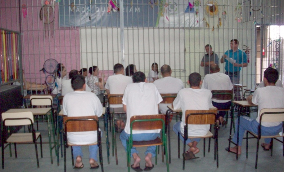 Cerca de 20 presos da Cadeia Pública de Toledo, inscritos no Exame Nacional para Certificação de Competências de Jovens e Adultos (Encceja), participaram segunda-feira (09) do primeiro dos quatro aulões preparatórios oferecidos por um projeto de extensão da Universidade Estadual do Oeste do Paraná (Unioeste). Em todas as unidades prisionais do Estado, mais de 5 mil detentos se inscreveram para fazer a prova. Foto: Divulgação/SESP