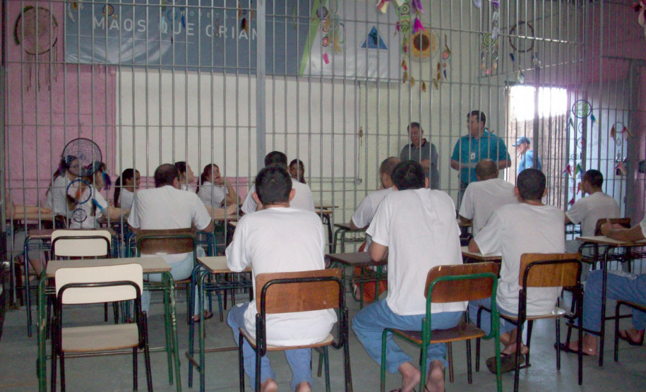 Cerca de 20 presos da Cadeia Pública de Toledo, inscritos no Exame Nacional para Certificação de Competências de Jovens e Adultos (Encceja), participaram segunda-feira (09) do primeiro dos quatro aulões preparatórios oferecidos por um projeto de extensão da Universidade Estadual do Oeste do Paraná (Unioeste). Em todas as unidades prisionais do Estado, mais de 5 mil detentos se inscreveram para fazer a prova. Foto: Divulgação/SESP