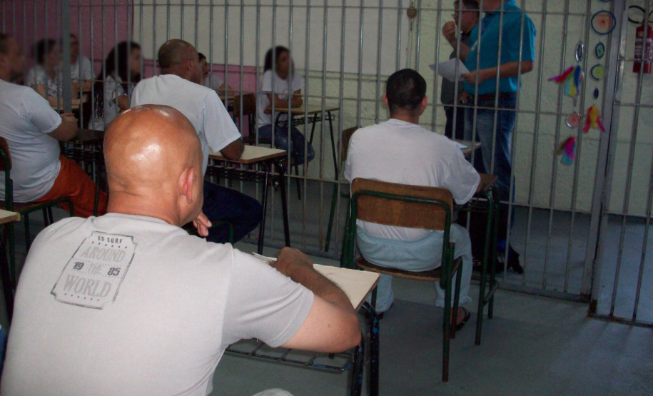 Cerca de 20 presos da Cadeia Pública de Toledo, inscritos no Exame Nacional para Certificação de Competências de Jovens e Adultos (Encceja), participaram segunda-feira (09) do primeiro dos quatro aulões preparatórios oferecidos por um projeto de extensão da Universidade Estadual do Oeste do Paraná (Unioeste). Em todas as unidades prisionais do Estado, mais de 5 mil detentos se inscreveram para fazer a prova. Foto: Divulgação/SESP