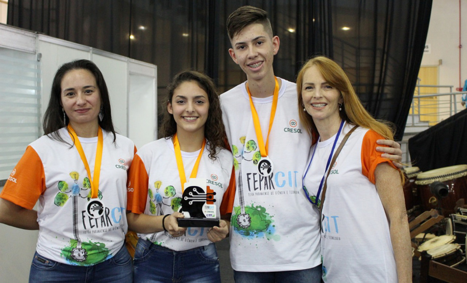 Estudantes desenvolvem piso sustentável que ajuda a evitar enchentes. Foto: Divulgação/SEED