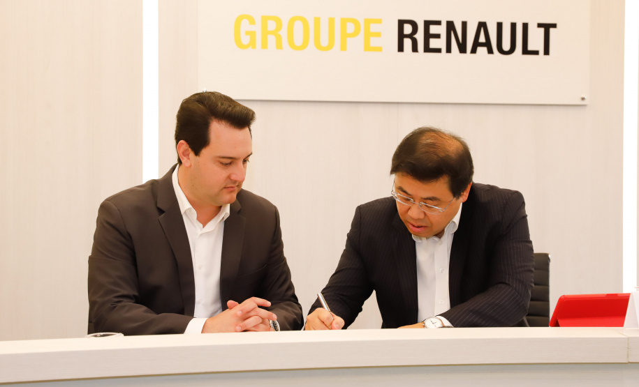 O governador Carlos Massa Ratinho Junior reforçou nesta quarta-feira (11) a determinação do Estado em apoiar iniciativas para ampliar a mobilidade sustentável no Paraná. Ele esteve no Complexo Ayrton Senna, que abriga quatro fábricas da Renault, em São José dos Pinhais, na Região Metropolitana de Curitiba.