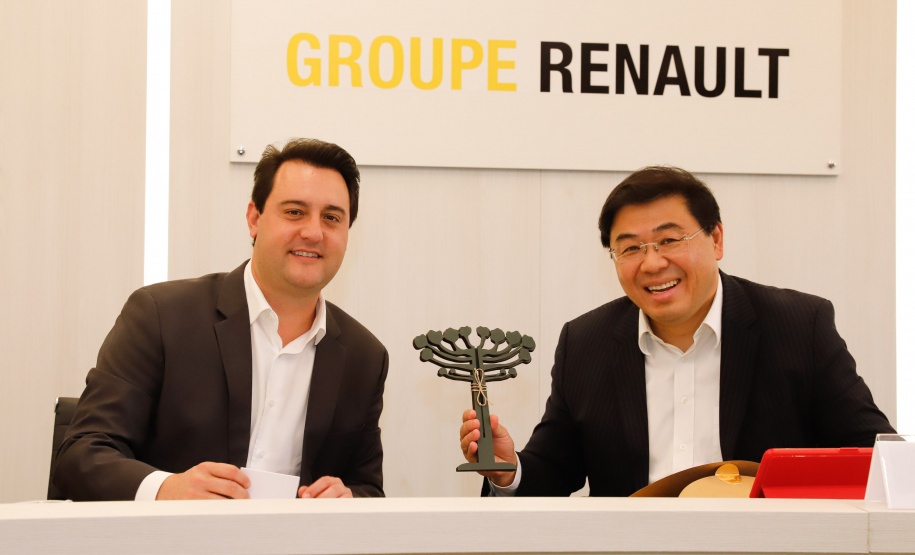 O governador Carlos Massa Ratinho Junior reforçou nesta quarta-feira (11) a determinação do Estado em apoiar iniciativas para ampliar a mobilidade sustentável no Paraná. Ele esteve no Complexo Ayrton Senna, que abriga quatro fábricas da Renault, em São José dos Pinhais, na Região Metropolitana de Curitiba.