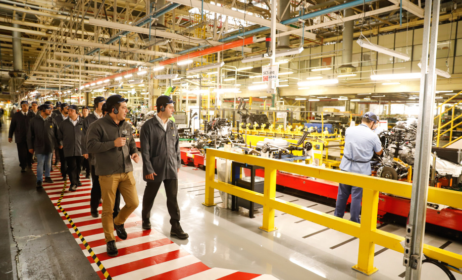 O governador Carlos Massa Ratinho Junior reforçou nesta quarta-feira (11) a determinação do Estado em apoiar iniciativas para ampliar a mobilidade sustentável no Paraná. Ele esteve no Complexo Ayrton Senna, que abriga quatro fábricas da Renault, em São José dos Pinhais, na Região Metropolitana de Curitiba.