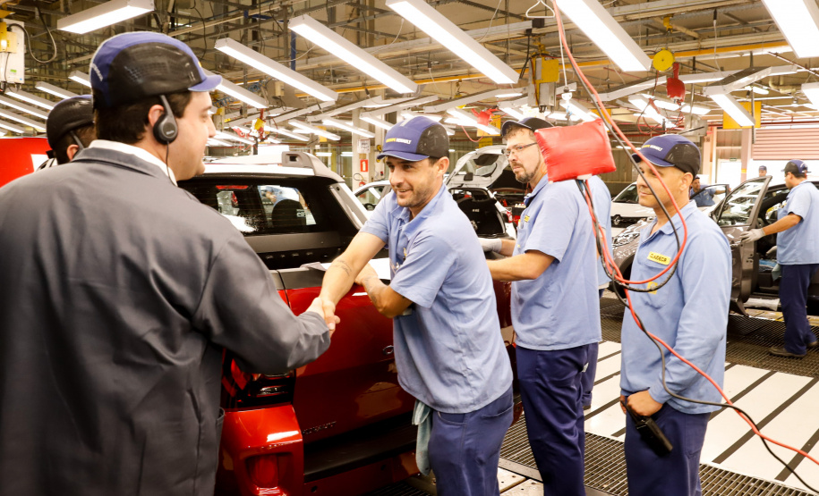 O governador Carlos Massa Ratinho Junior reforçou nesta quarta-feira (11) a determinação do Estado em apoiar iniciativas para ampliar a mobilidade sustentável no Paraná. Ele esteve no Complexo Ayrton Senna, que abriga quatro fábricas da Renault, em São José dos Pinhais, na Região Metropolitana de Curitiba.