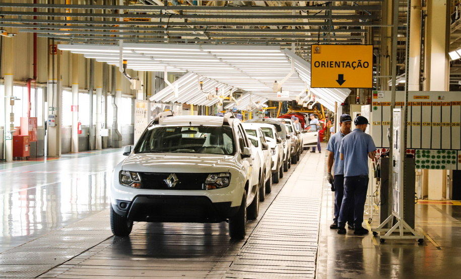 O governador Carlos Massa Ratinho Junior reforçou nesta quarta-feira (11) a determinação do Estado em apoiar iniciativas para ampliar a mobilidade sustentável no Paraná. Ele esteve no Complexo Ayrton Senna, que abriga quatro fábricas da Renault, em São José dos Pinhais, na Região Metropolitana de Curitiba.